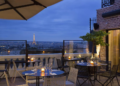 Prime-Eating places in Paris mit Blick auf den Eiffelturm