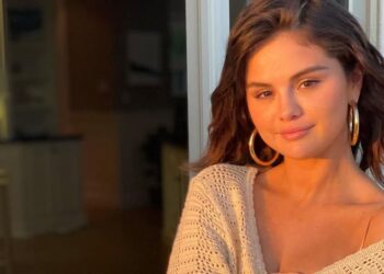 Selena Gomez präsentierte gerade ihre „Espresso Chrome“-Nägel