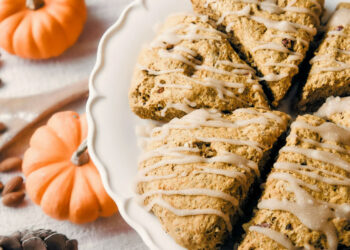 Kürbisgewürz-Scones mit Ahornglasur