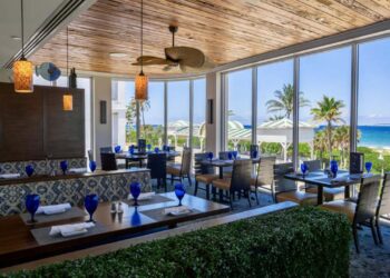 42 Eating places nehmen an der Feier des Restaurantmonats in der Innenstadt von Delray Seaside teil