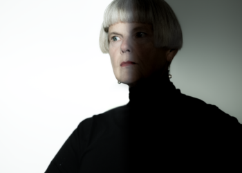 Das reifere Plus-Mannequin Alicia Johnson teilt ihre Meinung zur Einbeziehung von Alter und Größe