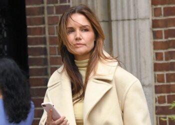 Katie Holmes trug einen Mall-Model-Mantel in einer lebhaften Herbstfarbe