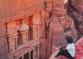 Auf der Suche nach dem besten Aussichtspunkt in Petra in Jordanien – nur Handgepäck