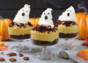 Geisterhafte Kürbis-Gewürz-Mousse-Becher