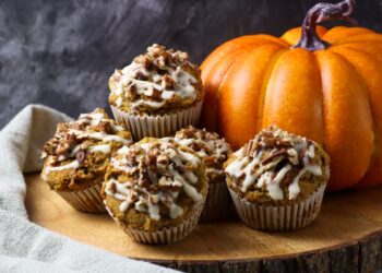 Kürbis-Pekannuss-Muffins mit Frischkäseglasur