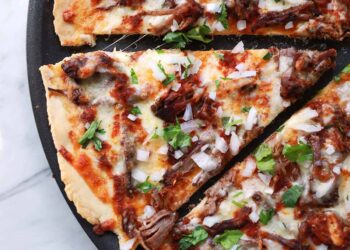 Birria Pizza – eine wunderschöne Sauerei