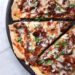 Birria Pizza – eine wunderschöne Sauerei