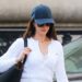 Anne Hathaway trug eine klassische Strickjacke mit Turnschuhen