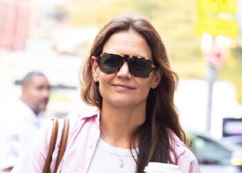 Katie Holmes trug den schönsten Farbtrend des Jahres 2025 zu Denims