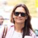 Katie Holmes trug den schönsten Farbtrend des Jahres 2025 zu Denims