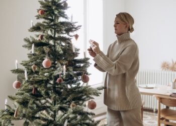 Moderne Weihnachtsbaumideen zur Dekoration Ihrer stilvollen Hallen