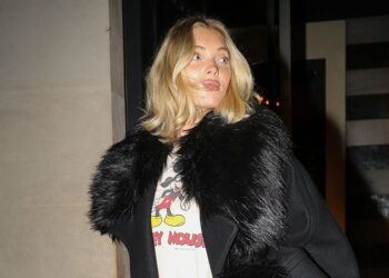 Wie man Denims und ein T-Shirt in Paris trägt