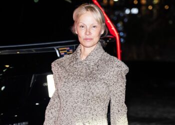 Pamela Anderson trug einen Boho-Frühlingsstiefel-Farbtrend