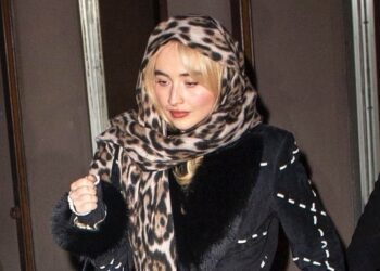 Sabrina Carpenter trug mit elegante Absätze verkürzte Hosen