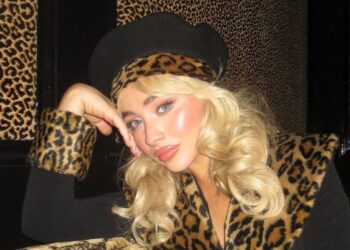 Sabrina Carpenter debütierte eine bald virale Prada-Mascara