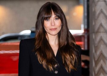 Elizabeth Olsen wählte eine unerwartete Handtasche in der Reihe