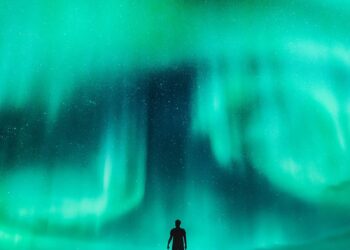 Wie man die nördlichen Lichter in Island – zugeordnet – nur Handgepäck sieht