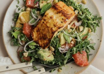 Lachsalat mit Orangen-Ingwer-Dressing (einfaches, gesundes Rezept)