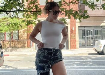 Ich habe die viralen einbeinigen Denims in ganz Tiktok ausprobiert