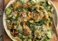 Dieser Brokkoli -Caesar -Salat ist in 20 Minuten perfektioniert