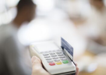 So erfüllen Sie die Mindestausgabenanforderungen