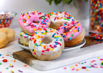 Simple Air Fryer Donuts – Hergestellt mit griechischem Joghurt!