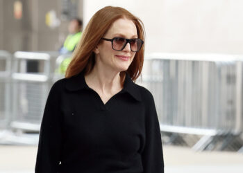 Der elegante flache Sandalentrend zum Tragen mit Hosen in diesem Sommer