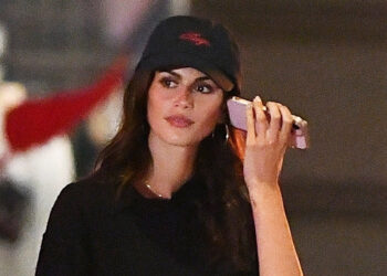 Der Schuhtrend, den Mädchen mit Miniröcken in NYC tragen