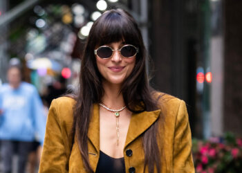 Dakota Johnson und Laura Harrier stimmten in Wildleder-Jacket-Outfits in NYC ab