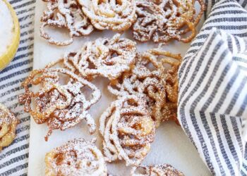 Tremendous einfacher Trichterkuchen – ein schönes Chaos