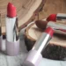 Kühne Lippenstiftfarben, die Schönheitstrends dominieren