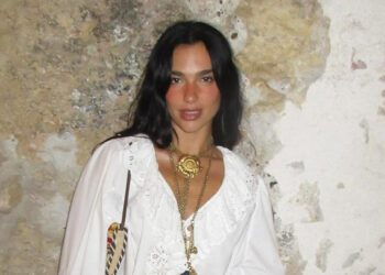 Der hübsche Pattern des Hemds, den man diesen Sommer mit Denims -Shorts tragen kann