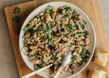 Mediterraner Thunfischsalat mit weißen Bohnen (einfacher No-Cook dinner)