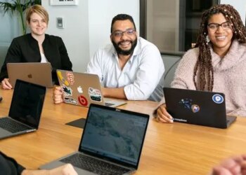 Achten Sie auf Ihre Stimme: Wie Plus-Dimension-Führungskräfte die Unternehmenskultur umstellen