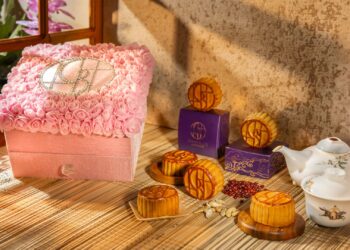 Conrad Manila feiert Mitte-Autumme mit einer eleganten Mooncake-Sammlung in China Blue von Jereme Leung