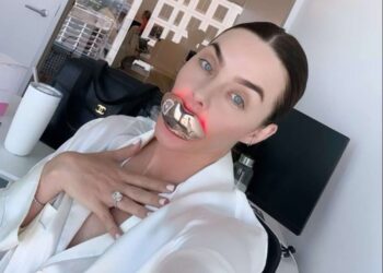 Geben Sie sich eine vollständige Mundverarbeitung