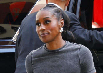 Issa Rae trug gerade ein cooles All-Grau-Outfit mit Turnschuhen