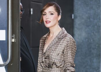 Dies ist der umstrittenste elegante Schuhtrend des Jahres 2025