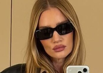 Elegante Kleider tragen weiße Denims statt dunkler Waschung