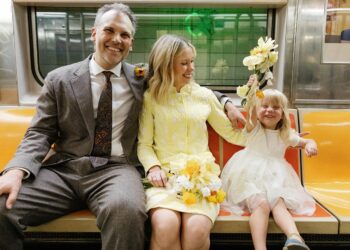 Eine Hochzeit im Rathaus mit einem besonderen Gast im Schlepptau