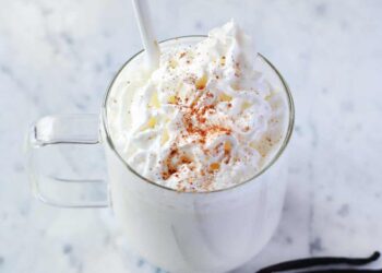 Weiße heiße Schokolade – eine wunderschöne Sauerei