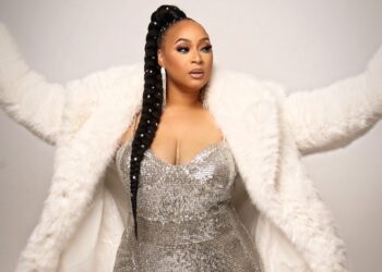 Ein Plus-Measurement-Mannequin beleuchtet Kraft, Präsenz und Zielstrebigkeit