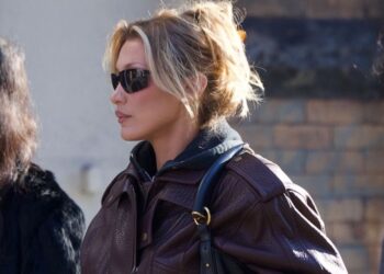 Bella Hadid ließ schwarze Turnschuhe mit Denims in NYC elegant aussehen