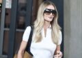 Rosie Huntington-Whiteley trug elegante Hosen mit Flip-Flops