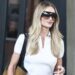 Rosie Huntington-Whiteley trug elegante Hosen mit Flip-Flops