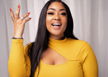 Yoshi The Voice Staffel 28 zeigt, wie man den Stil und die Leistung eines Künstlers beherrscht