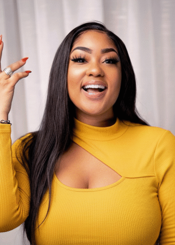 Yoshi The Voice Staffel 28 zeigt, wie man den Stil und die Leistung eines Künstlers beherrscht