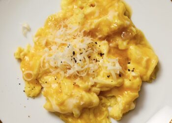 Sanftes Rührei mit Schalotten und Comté