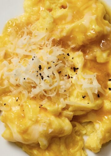 Sanftes Rührei mit Schalotten und Comté