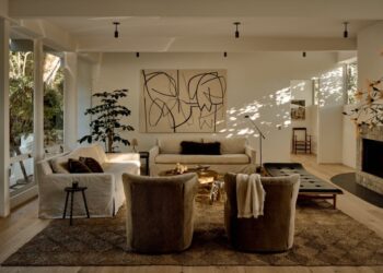 In einem restaurierten Haus von A. Quincy Jones in Brentwood, Kalifornien